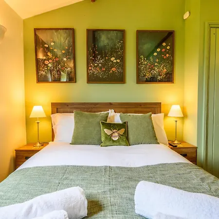 Rose - Delightful Stables Conversion By Stae-homes * ブリストル